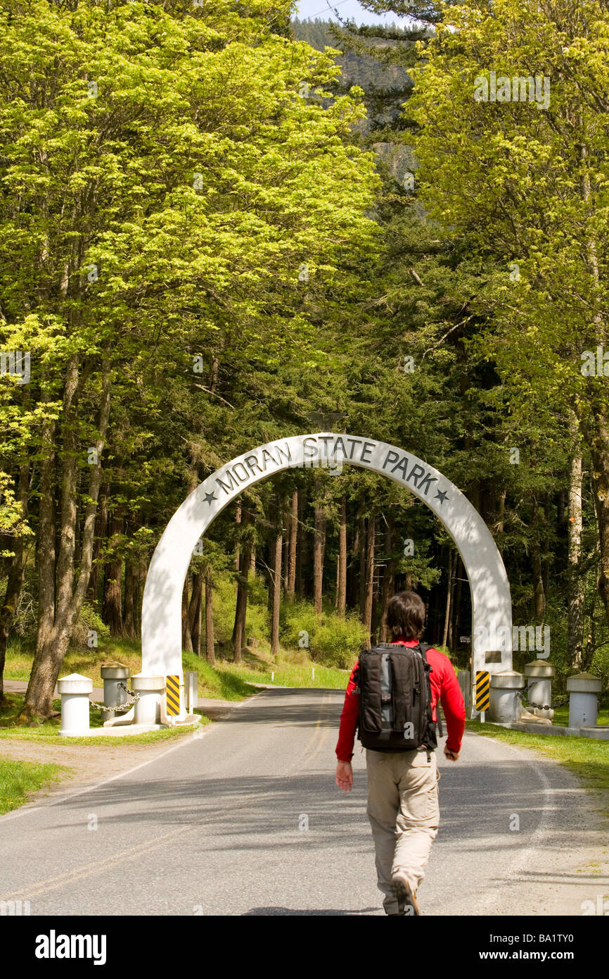 Backpacker dans l'entrée de Moran State Park - Orcas Island, Washington Banque D'Images