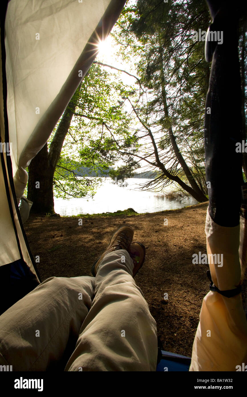 Vue à travers tente sur le lac Cascade - Moran State Park, Orcas Island, Washington Banque D'Images