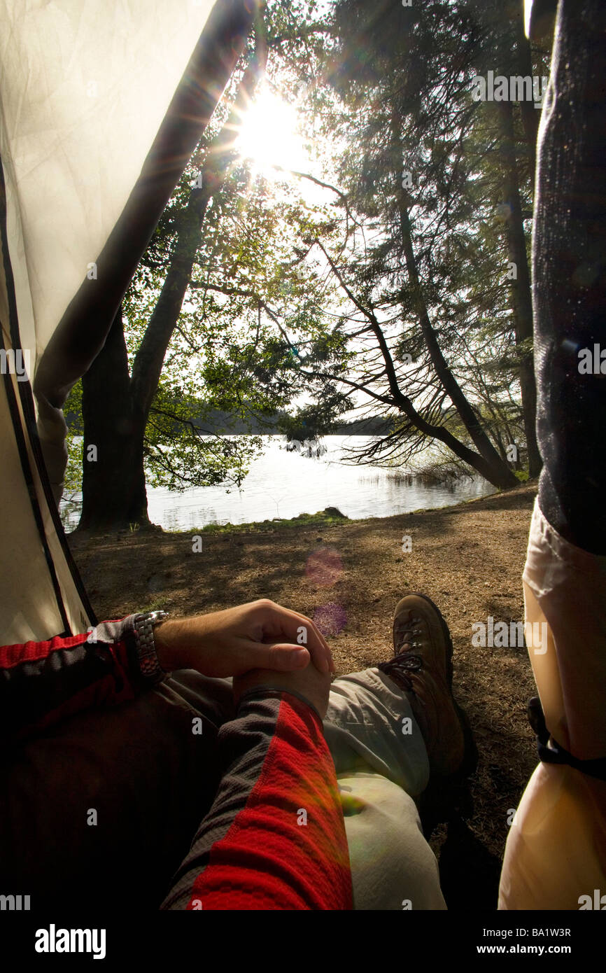 Vue à travers tente sur le lac Cascade - Moran State Park, Orcas Island, Washington Banque D'Images
