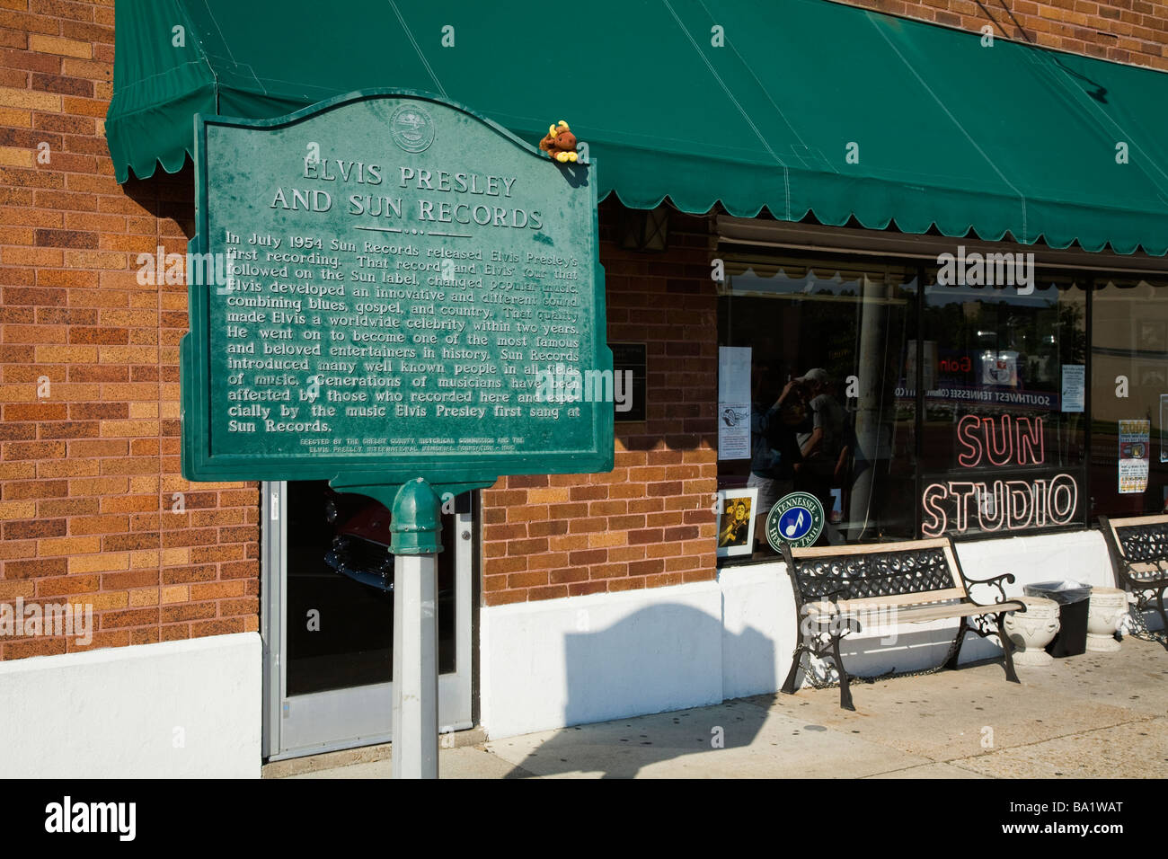 Elvis Presley et Sun Records signe en face de Sun Studios d'enregistrement à Memphis. Accueil d'Elvis et Rock and Roll. Banque D'Images