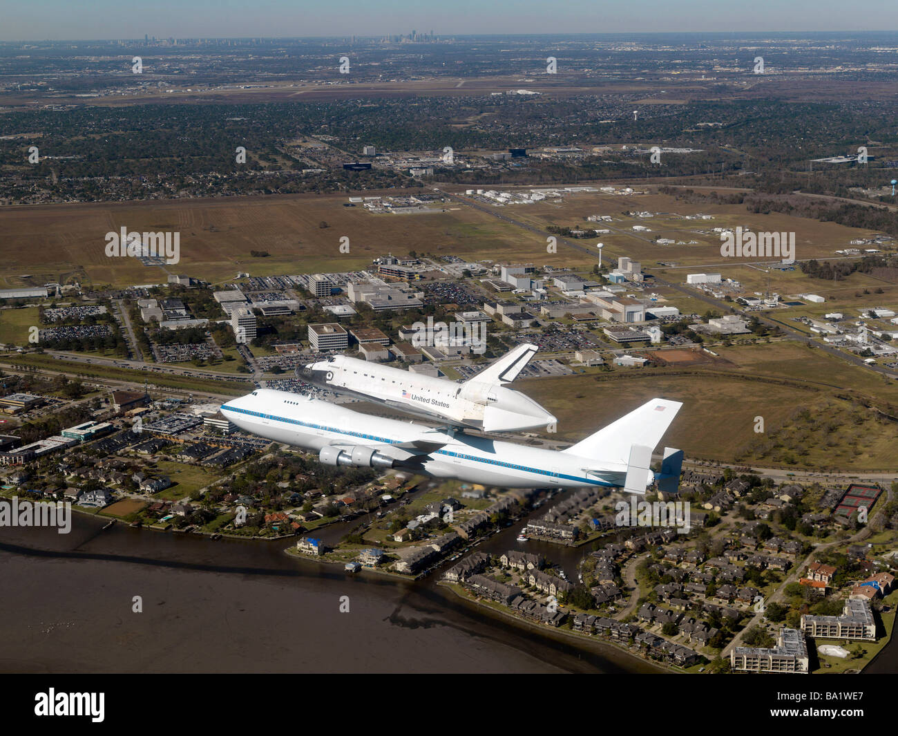 La navette spatiale Endeavour monté sur un Boeing 747 modifié shuttle carrier aircraft. Banque D'Images