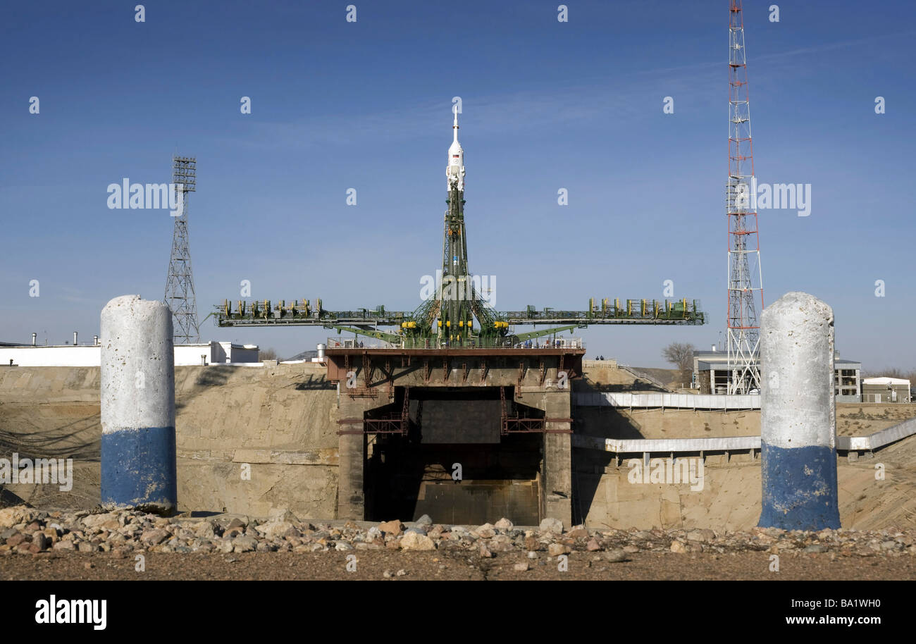 24 mars 2009 - La fusée Soyouz est érigé en position à la plateforme de lancement au cosmodrome de Baïkonour au Kazakhstan. Banque D'Images