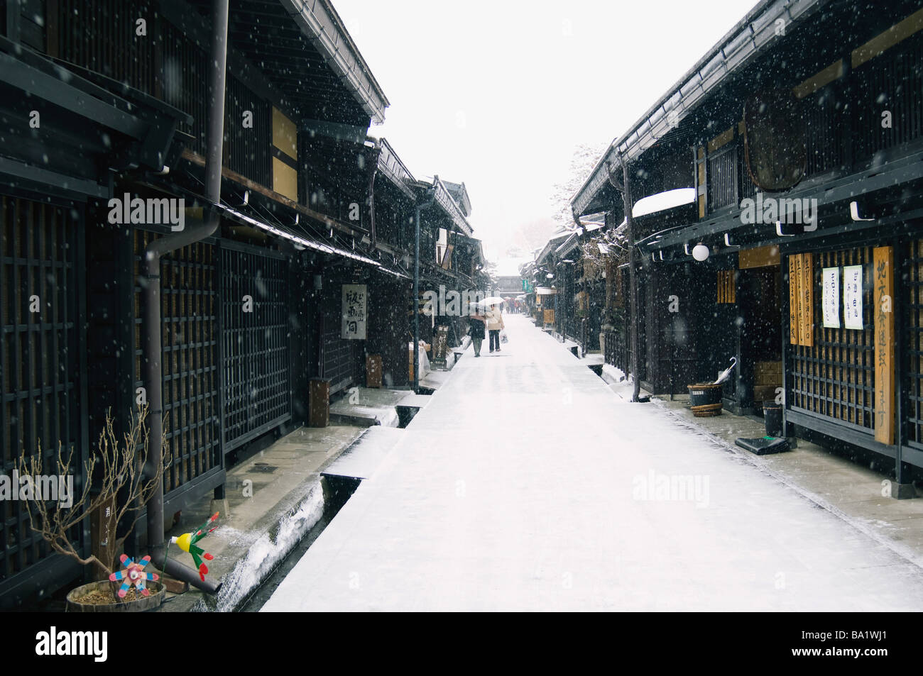 Les gens qui marchent sur la route des chutes de neige au Japon Banque D'Images