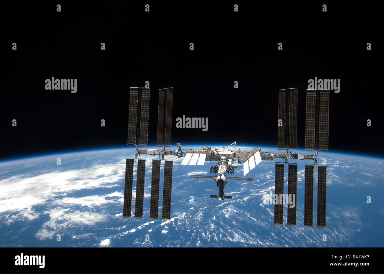 25 mars 2009 - La Station spatiale internationale, backdropped par la noirceur de l'espace et l'horizon de la Terre. Banque D'Images