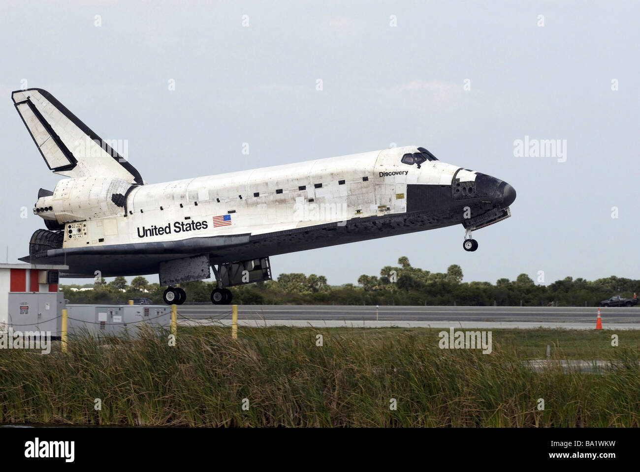 La navette spatiale Discovery atterrit sur la piste au Centre spatial Kennedy. Banque D'Images
