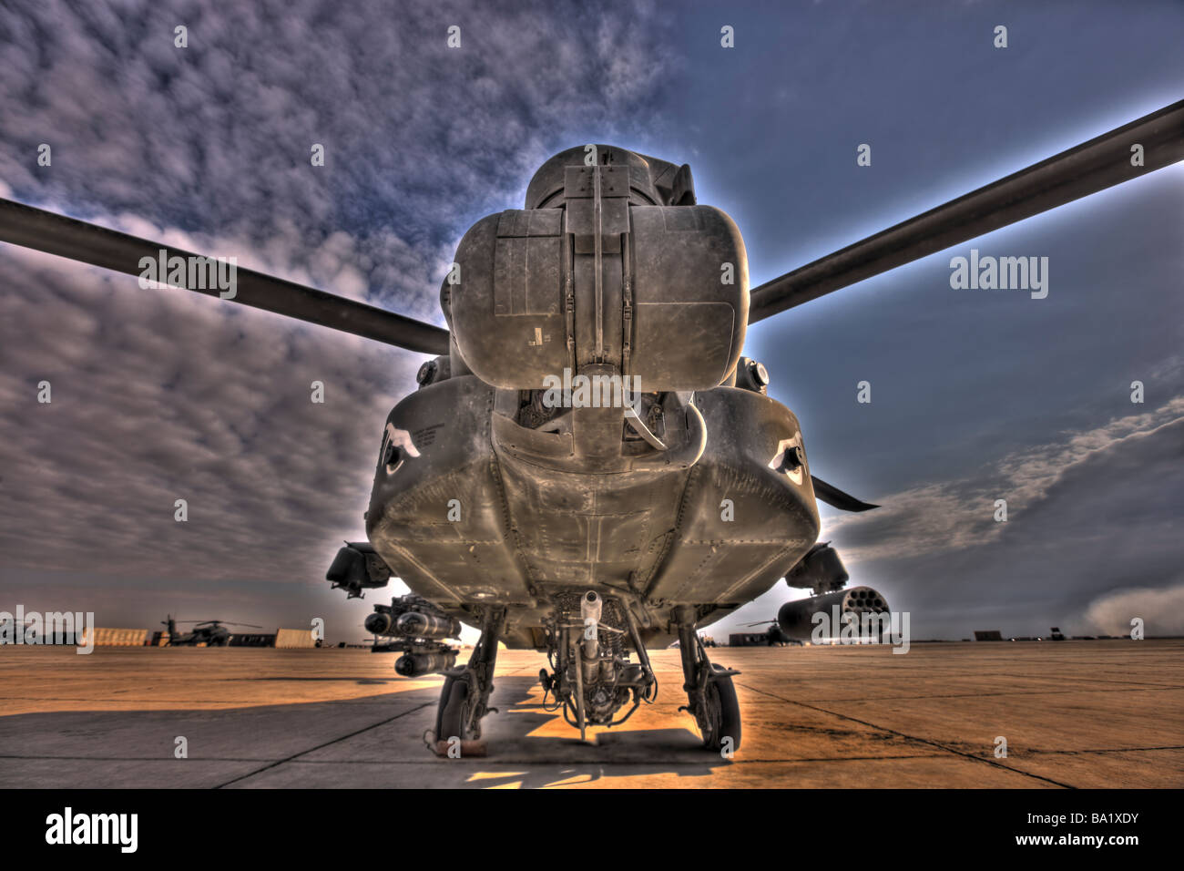 Une exposition de sept image HDR d'un contre AH-64D Apache helicopter. Banque D'Images