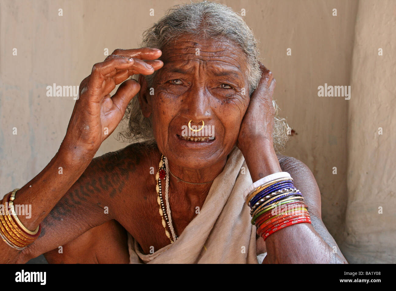 Personnes âgées femme indienne de la tribu Paroja avec anneau nasal et tatouages tribaux, Orissa, Inde Banque D'Images