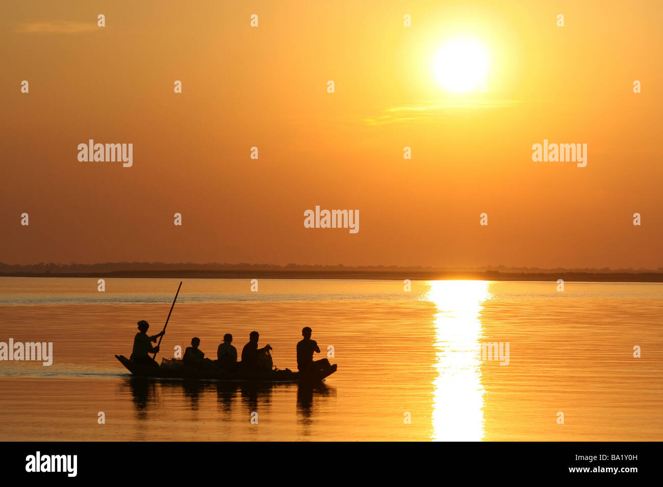 Bateau de pêche au coucher du soleil sur le Brahmapoutre, Assam, Inde Banque D'Images