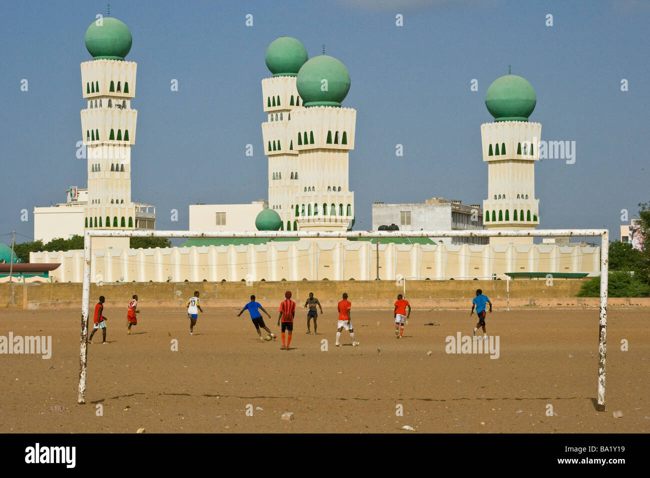 Football devant une mosquée de Dakar Sénégal Banque D'Images