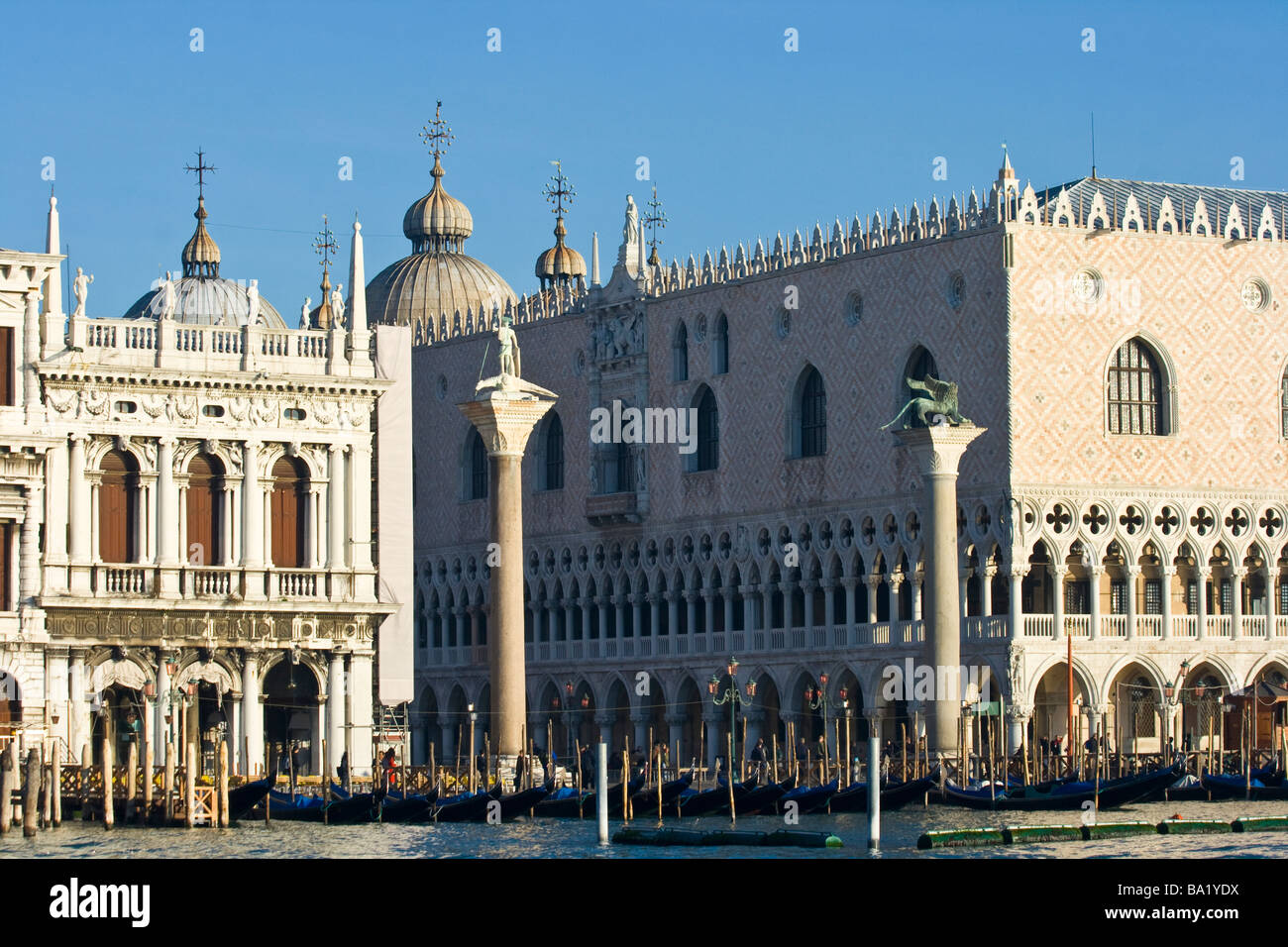 Piazza San Marco et le Palais des Doges vu depuis le Grand Canal à Venise Italie Banque D'Images