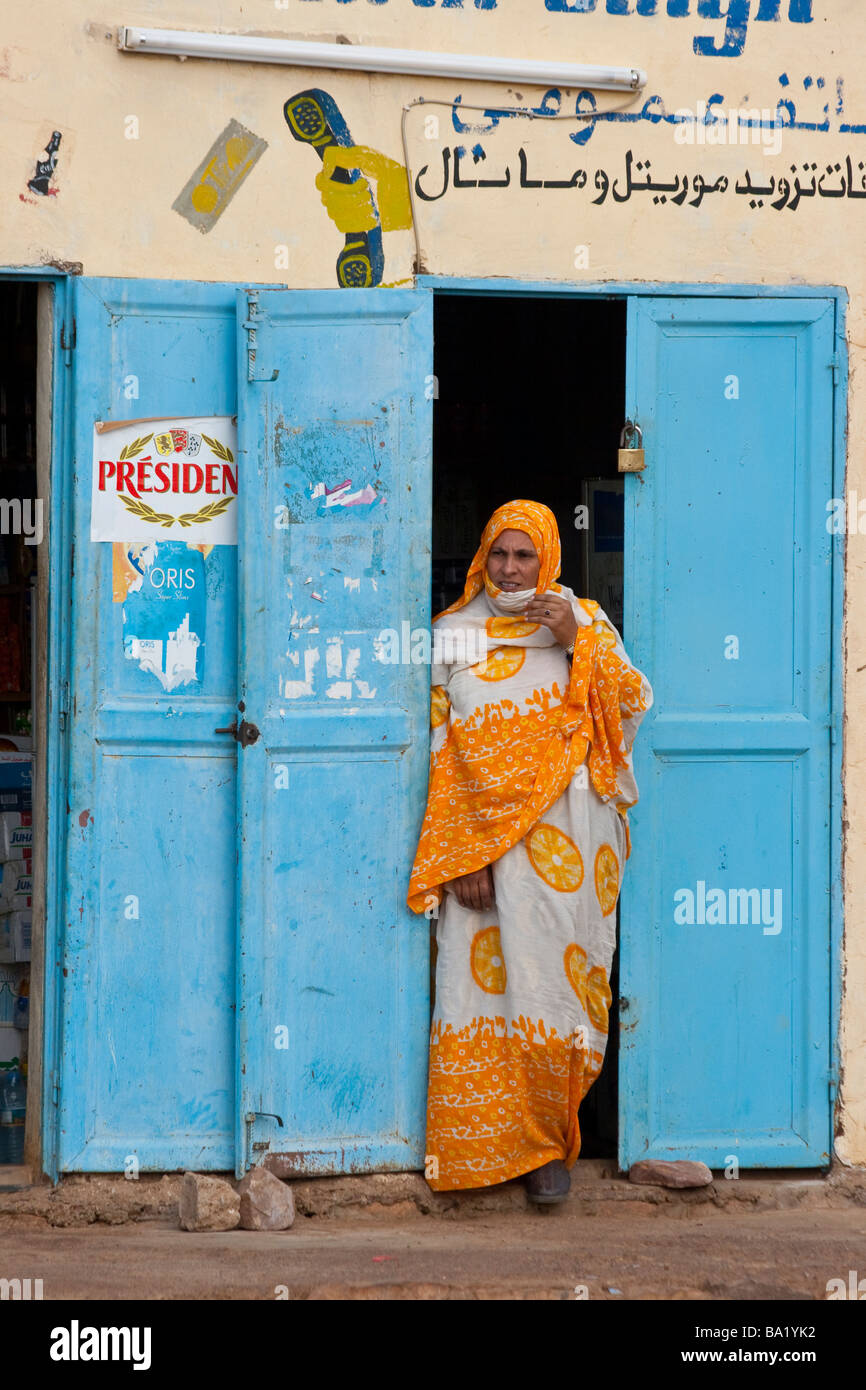 Muslim Woman Standing in a Doorway à Ayoun el Atrous en Mauritanie Afrique de l'Ouest Banque D'Images