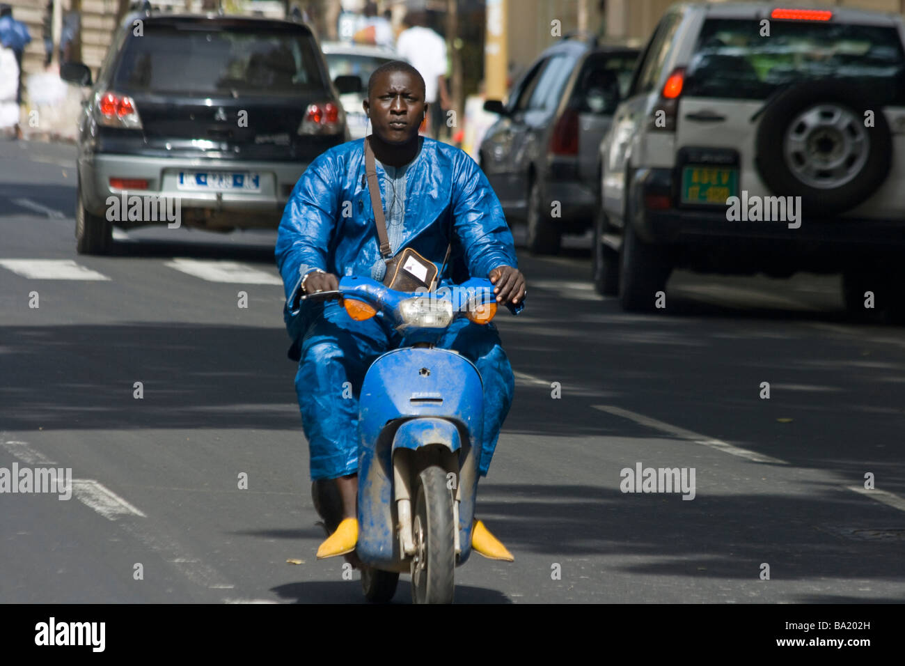 L'homme sénégalais sur une moto à Dakar au Sénégal Banque D'Images