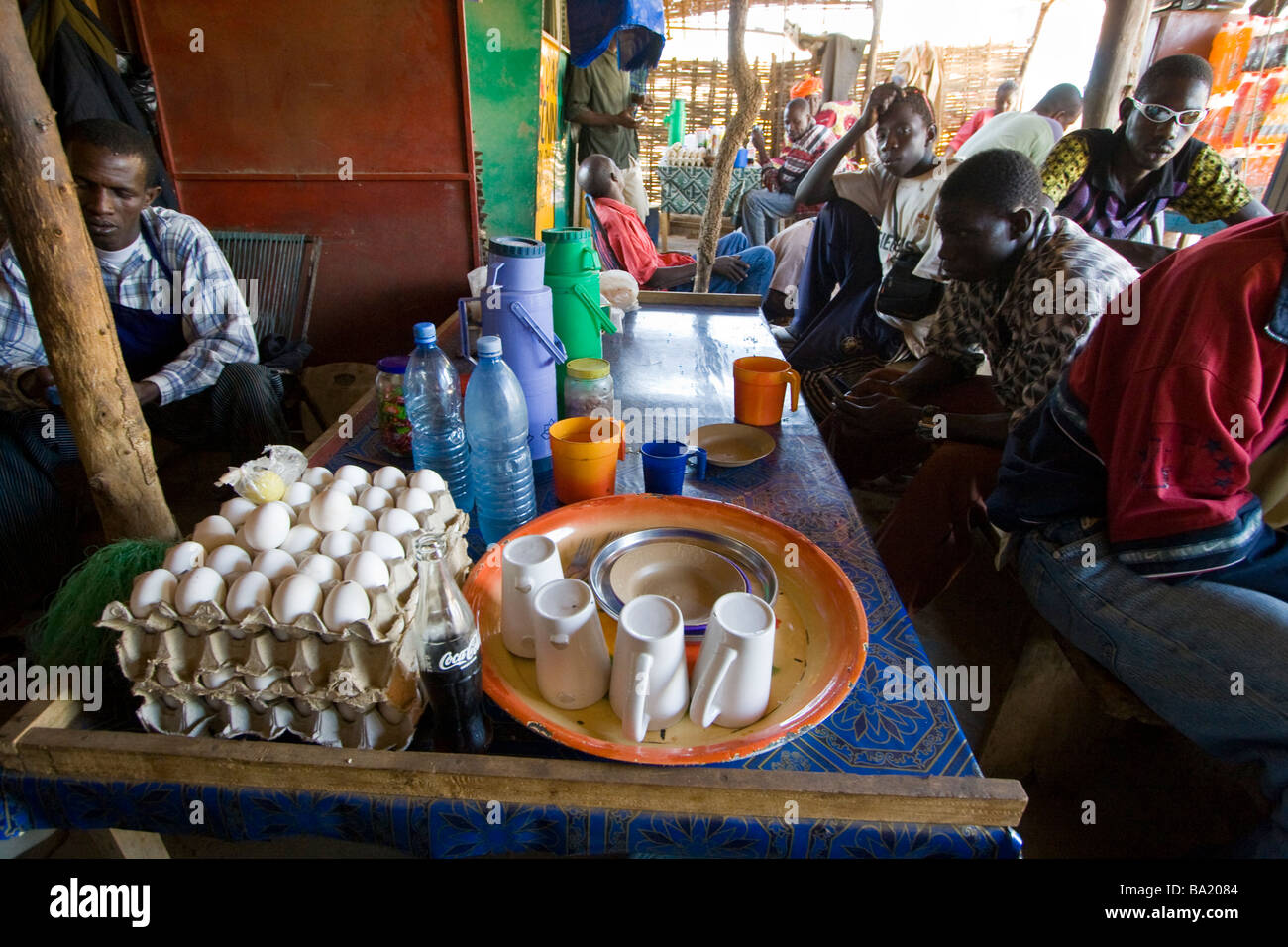 Omelette Sandwich Shop près d'une station de bus dans le Sénégal Afrique de l'Ouest Banque D'Images