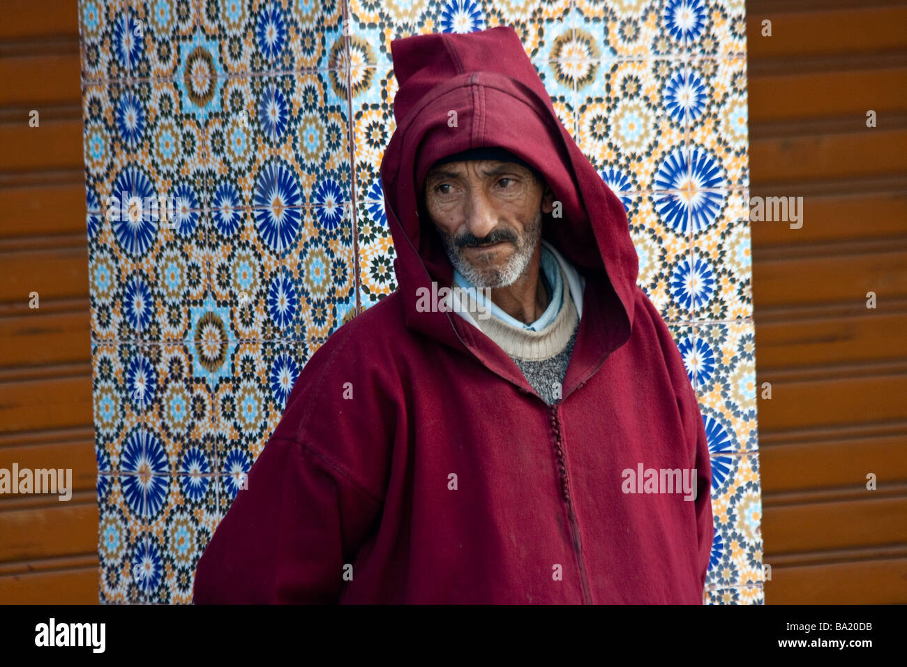 Homme portant une djellaba marocaine dans la région de Taroudannt Morooco Banque D'Images