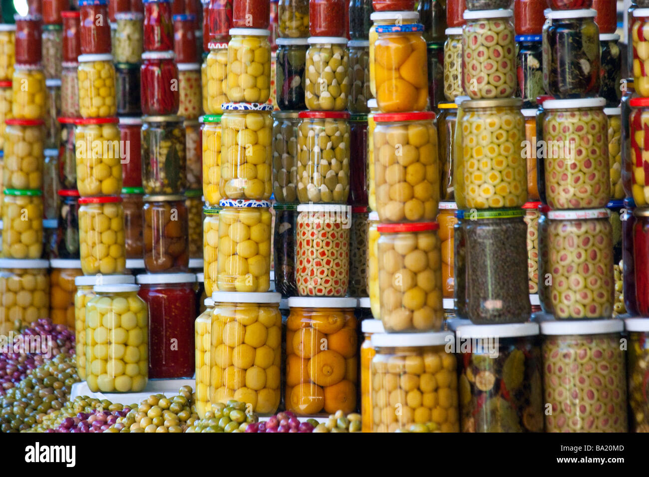 Les bocaux d'olives et de légumes marinés dans le souk de Marrakech Maroc Banque D'Images