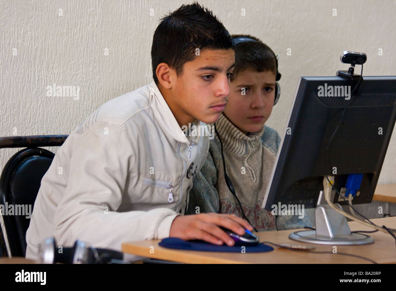 Les garçons marocains en utilisant l'Internet à Fez Maroc Banque D'Images