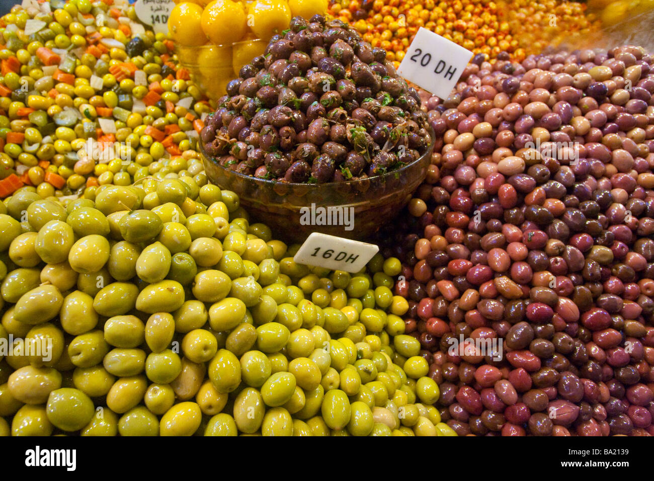 Les olives dans une boutique dans le Souk de Tanger Maroc Banque D'Images