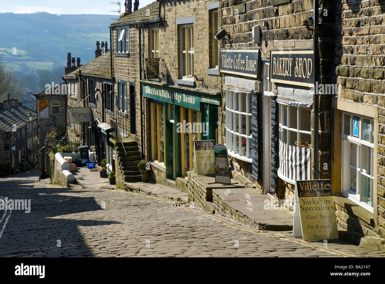La rue principale pavée de Haworth, West Yorkshire, England UK Banque D'Images