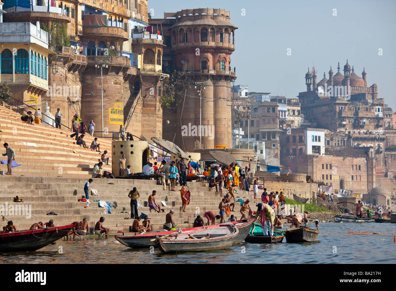 Baignade dans le Gange hindou et la mosquée Alamgir à Varanasi Inde Banque D'Images