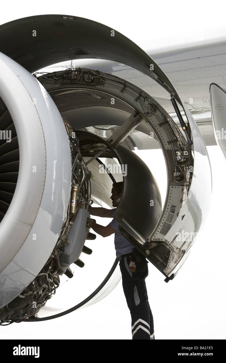 Moteur d'avion détail maintenance travailleurs-works pas de modèles d'avion de transport de passagers moyen de transport mécanique techniciens Banque D'Images