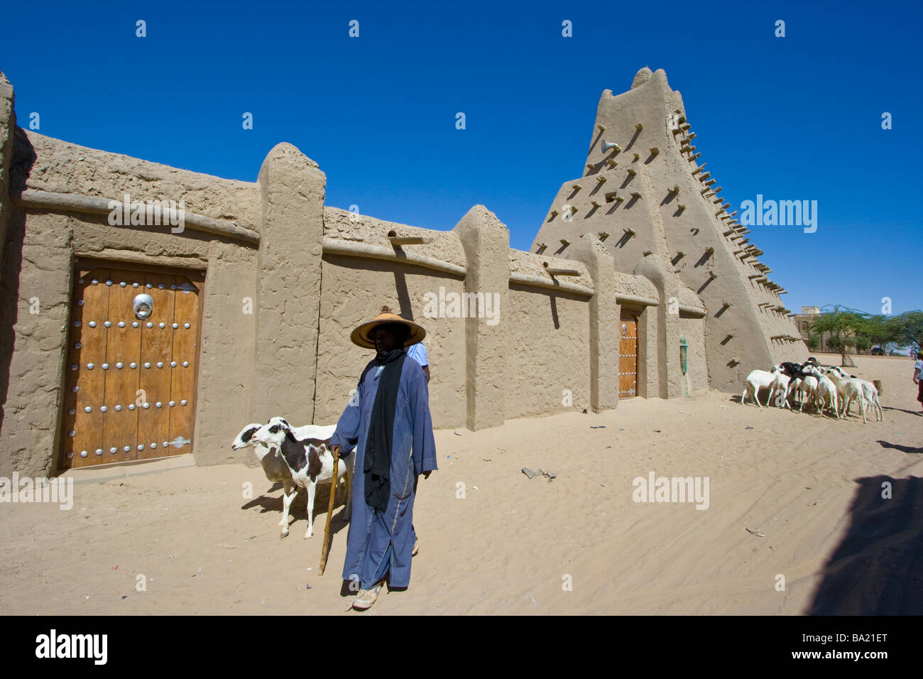 Herder et Mosquée Sankoré à Tombouctou au Mali Banque D'Images