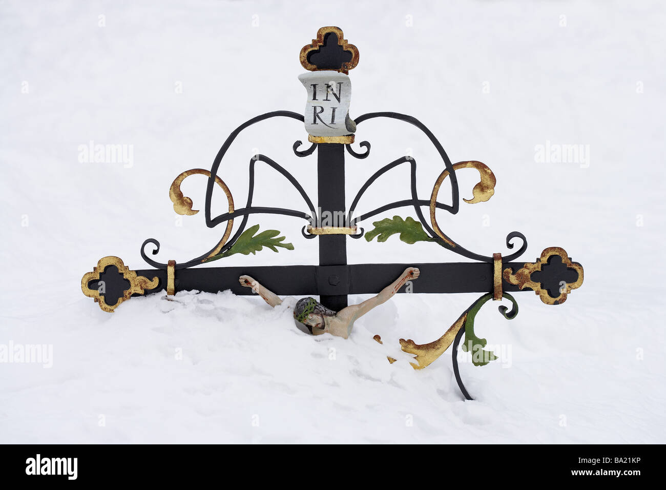 Croix de cimetière en fer forgé obtenu par la neige détail winters