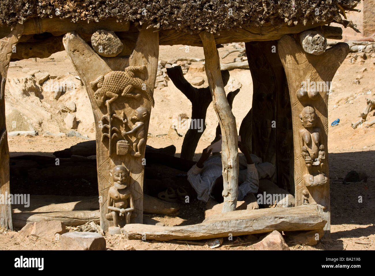 Sur les sculptures toguna ou cas à palabres le principal lieu de rencontre d'un village Dogon Village Kundu dans le pays Dogon Mali Afrique Banque D'Images