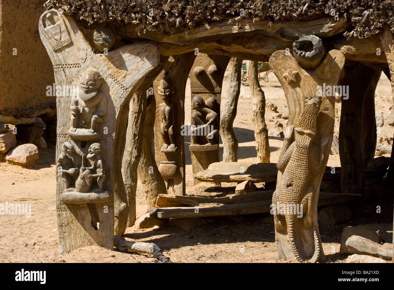 Sur les sculptures toguna ou cas à palabres le principal lieu de rencontre d'un village Dogon Village Kundu dans le pays Dogon Mali Afrique Banque D'Images