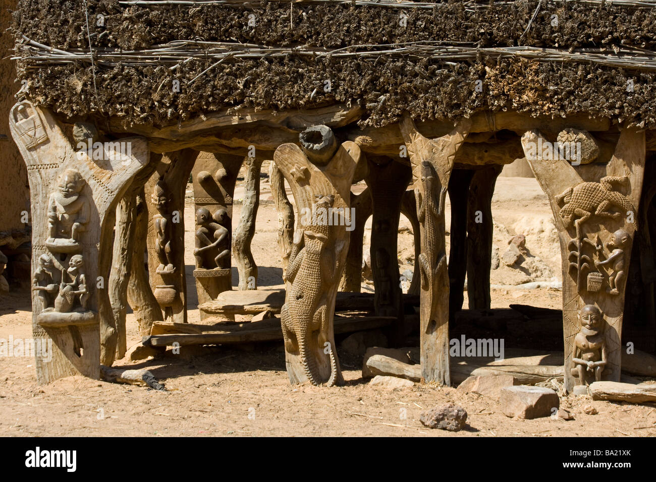 Sur les sculptures toguna ou cas à palabres le principal lieu de rencontre d'un village Dogon Village Kundu dans le pays Dogon Mali Afrique Banque D'Images