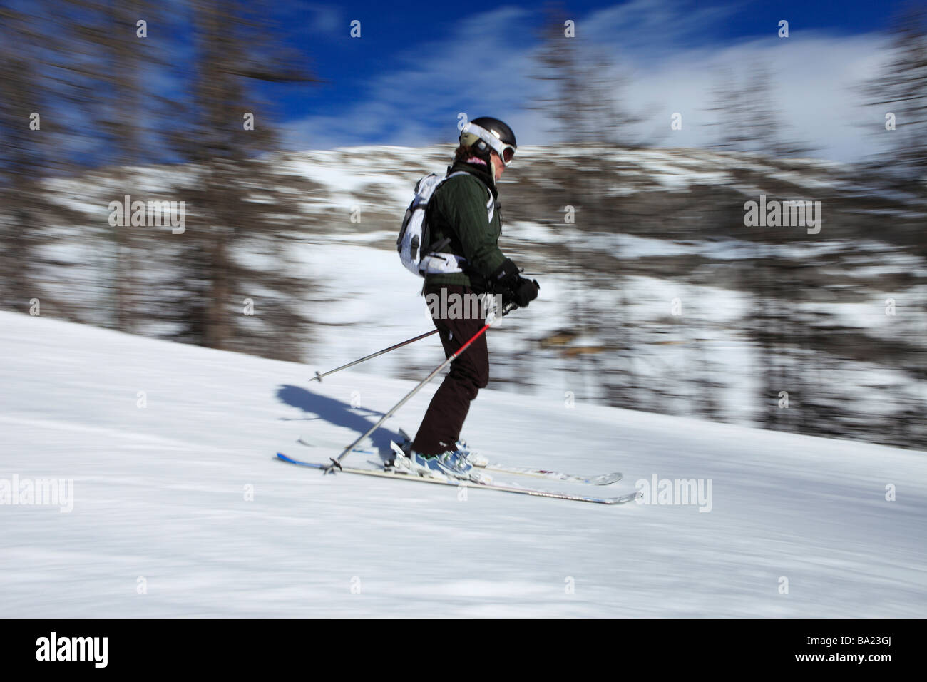 Le skieur prend une pause au bord de la piste dans la station de ski de Tignes Le Lac, l'Espace Killy, France Banque D'Images