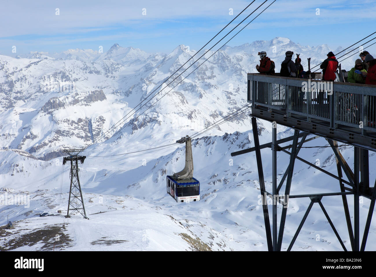 Téléphérique menant au sommet de la Grande-Motte glacier, le plus haut  point de la grande station de ski de Tignes, Espace Killy, France Photo  Stock - Alamy