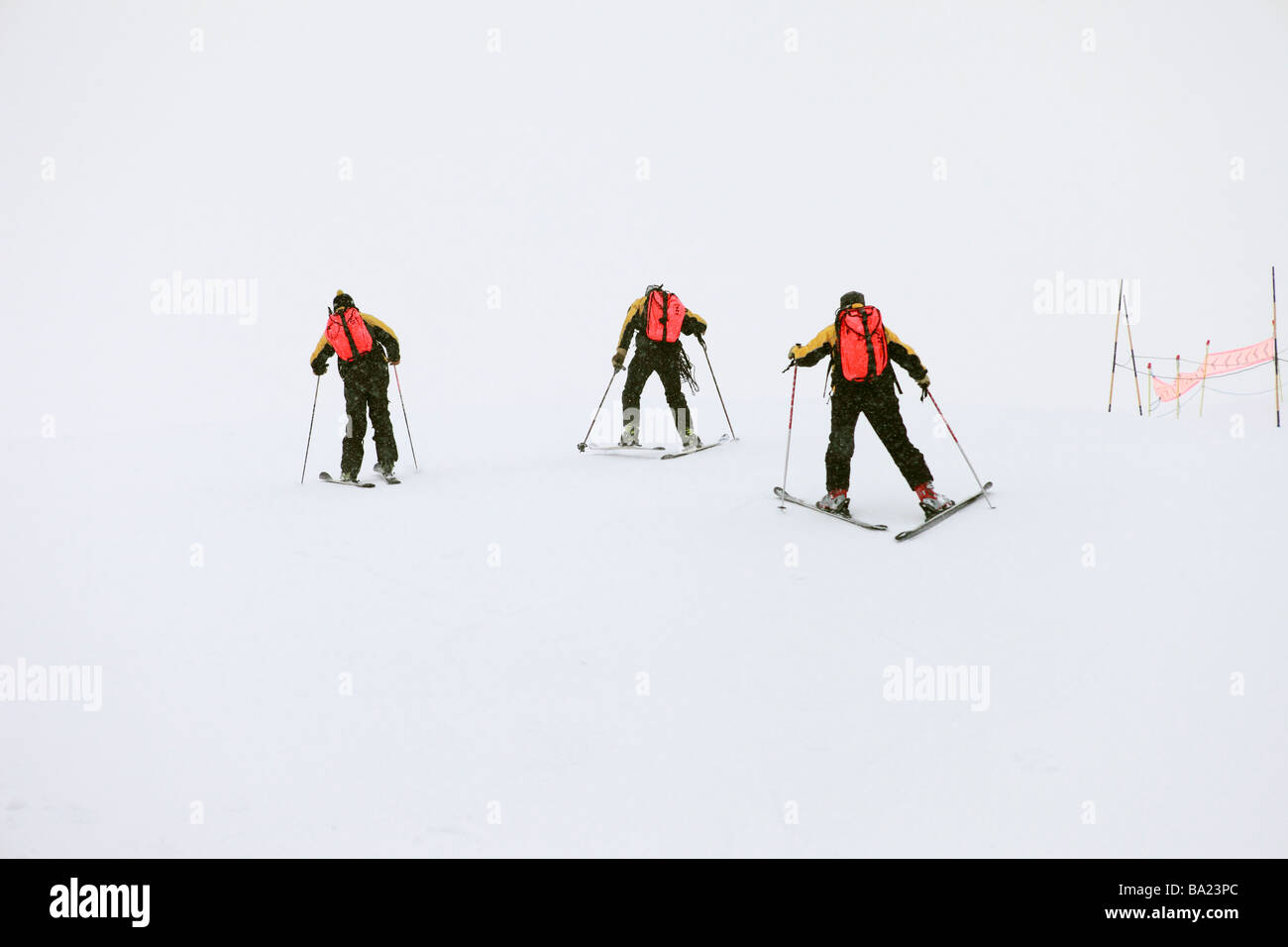 Arrêt de ski patrouille de ski dans une région où ils ont l'intention de déclencher une avalanche dans la station de ski de Tignes Le Lac, l'Espace Killy, France Banque D'Images