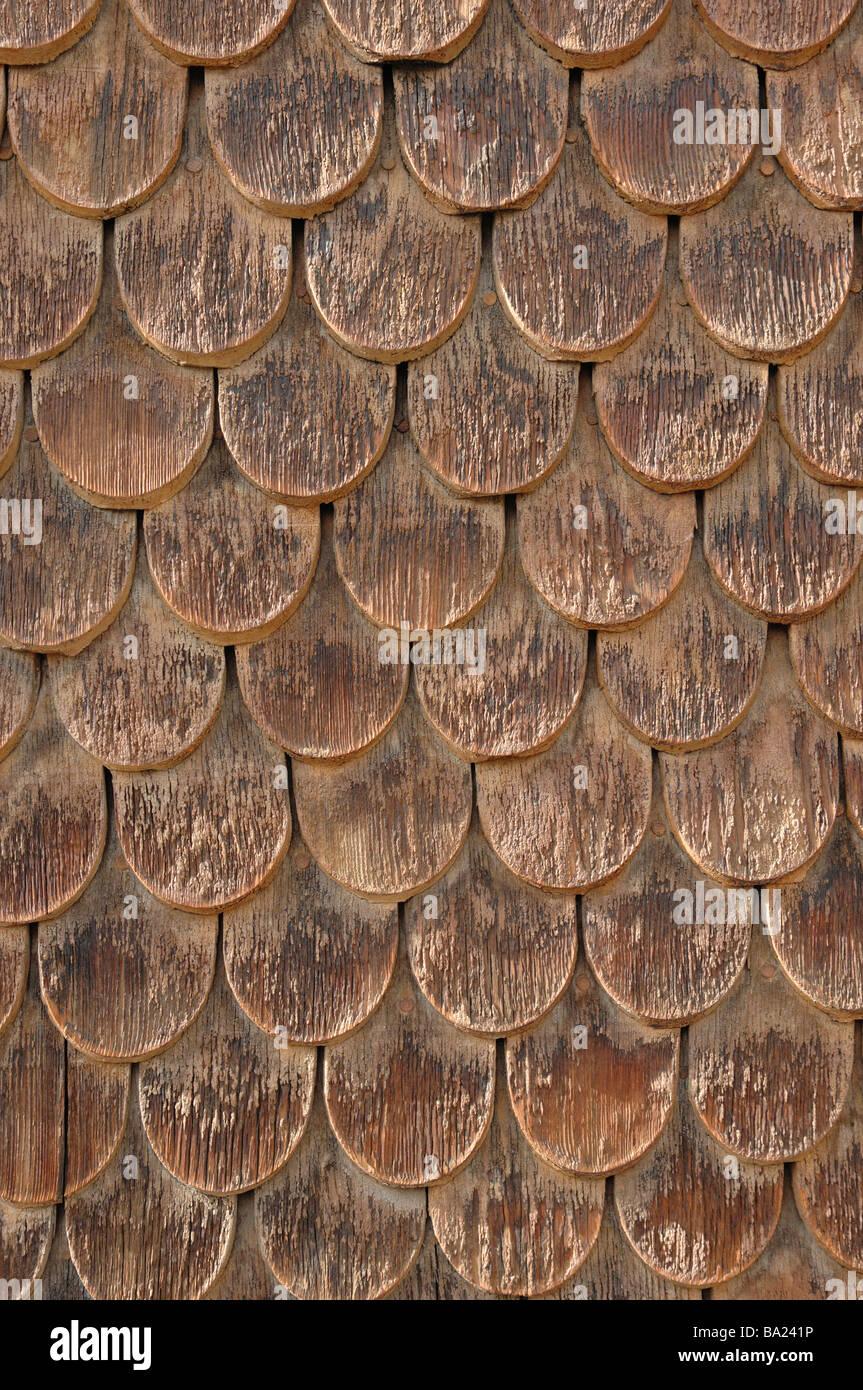 Tuiles en bois sur le mur d'un chalet dans le village alpin de Saas Fee Suisse Banque D'Images