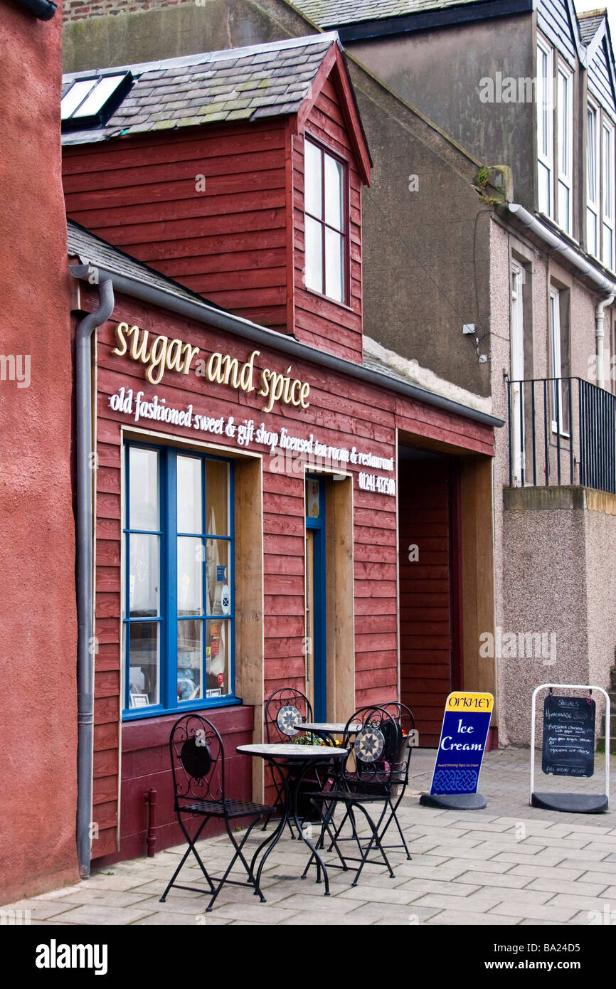 Le sucre et d'Épices Thé est un ancien magasin de bonbons et situé dans une petite ville de la côte Est écossaise appelée Arbroath Banque D'Images