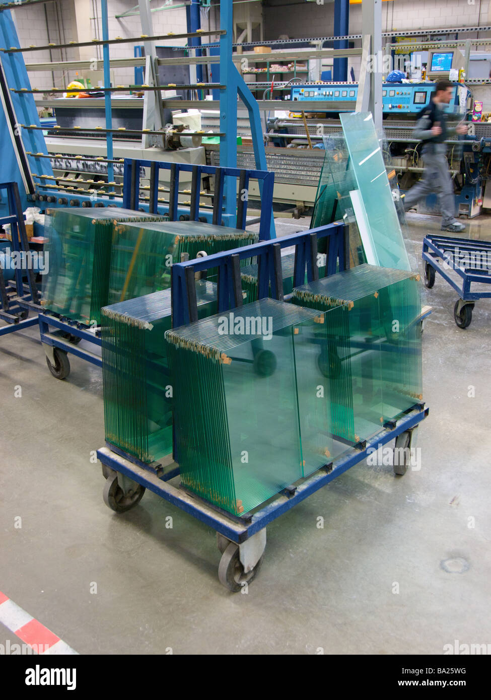 De nouvelles feuilles de verre plat dans une usine de verre ancien recyclé le verre est un matériau important dans la fabrication de verre neuf Banque D'Images De nouvelles feuilles de verre plat dans une usine de verre ancien recyclé le verre est un matériau important dans la fabrication de verre neuf Banque D'Images