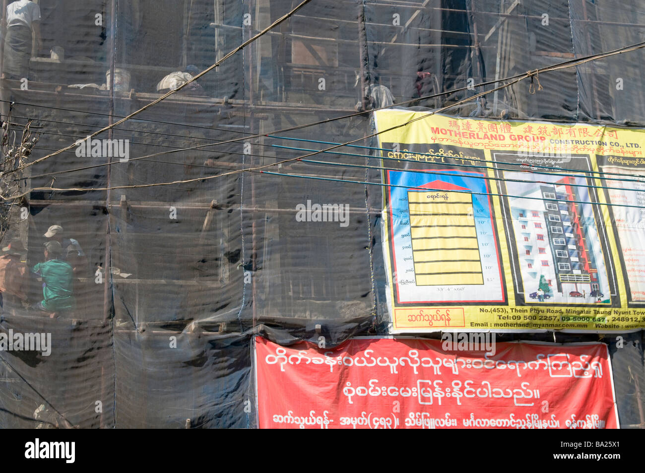 Le Myanmar/Birmanie. Nouveau bâtiment travailler dans Chinatown à Yangon Photo Julio Etchart Banque D'Images