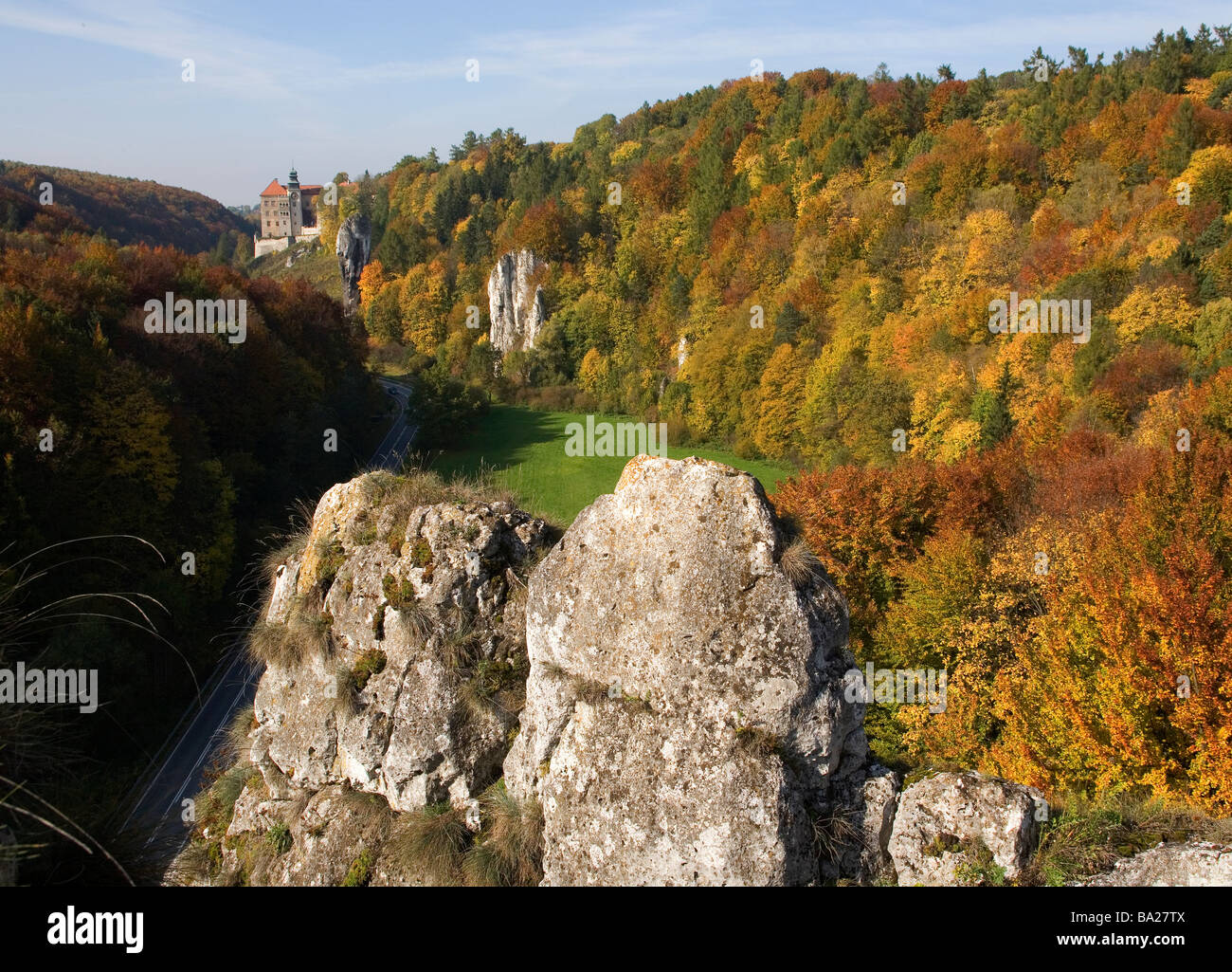 Le Château de Pieskowa Skala et Hercules Club Rock dans le Parc National Ojcow automne à Pologne Banque D'Images