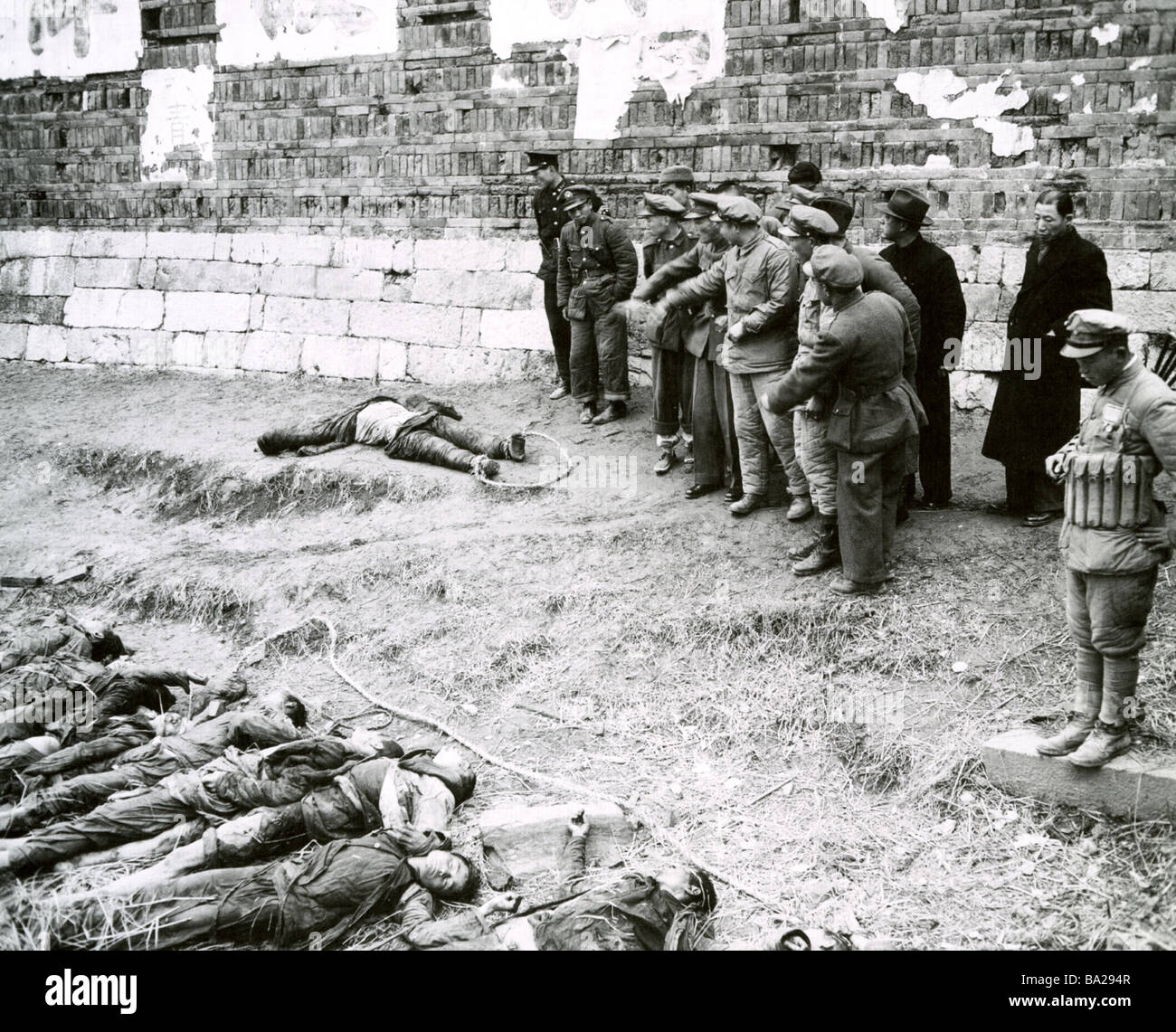 La guerre civile chinoise officiers nationalistes inspecter mort communiste Banque D'Images