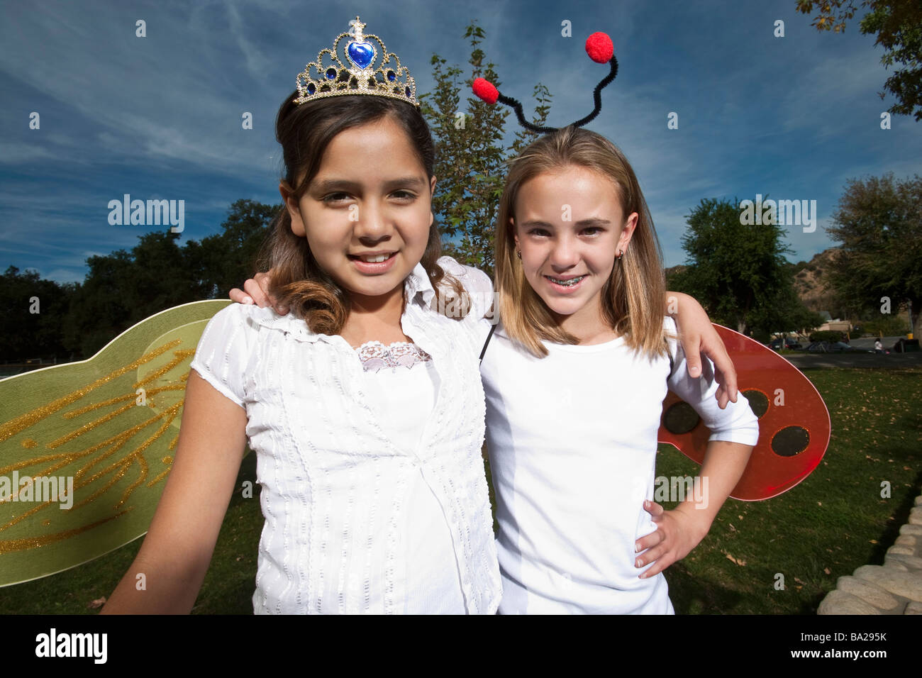 Portrait de deux jeunes filles (7-12) portant les costumes Banque D'Images