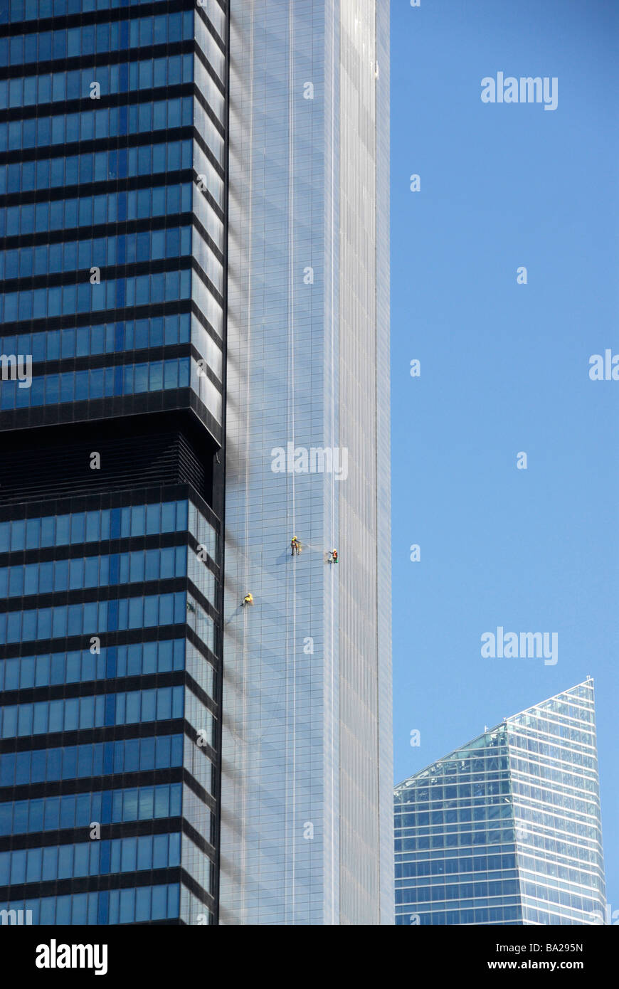 Hommes nettoyer les fenêtres du gratte-ciel, porte Europ, Madrid, Espagne Banque D'Images