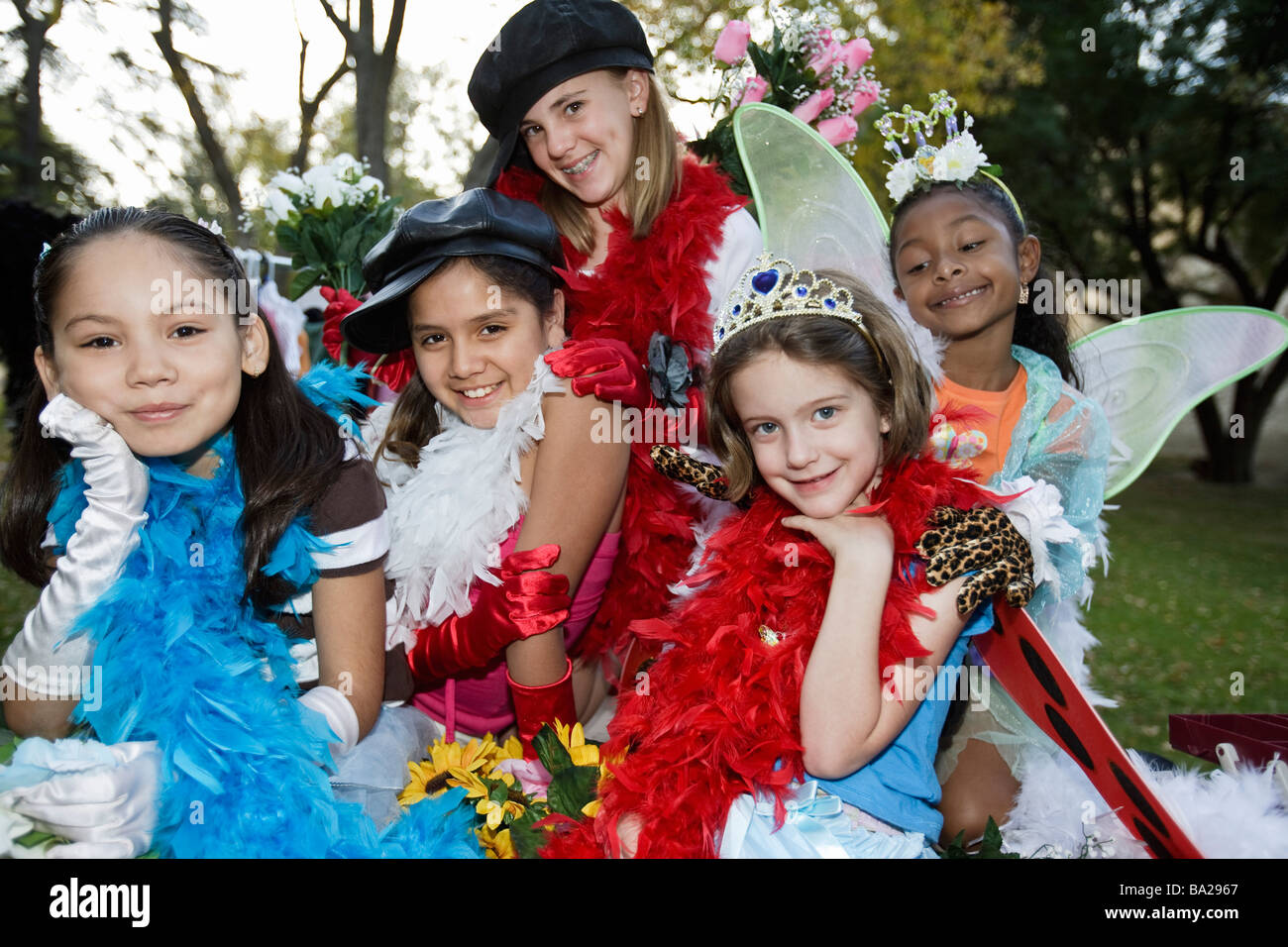 Les filles (7-12) portant des costumes colorés Banque D'Images