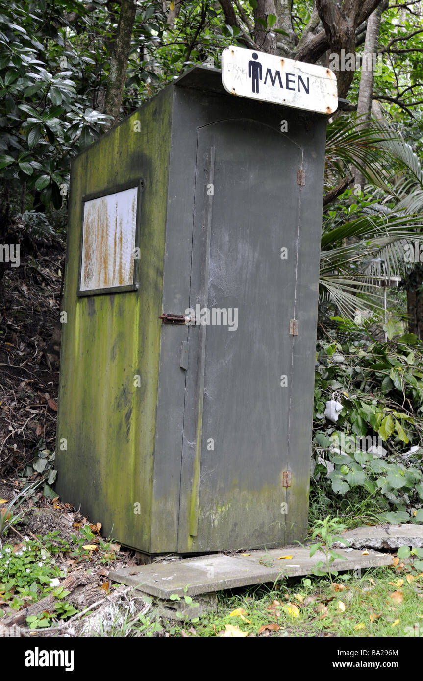 Toilettes à l'extérieur d'un chalet, Piha, Nouvelle-Zélande Banque D'Images