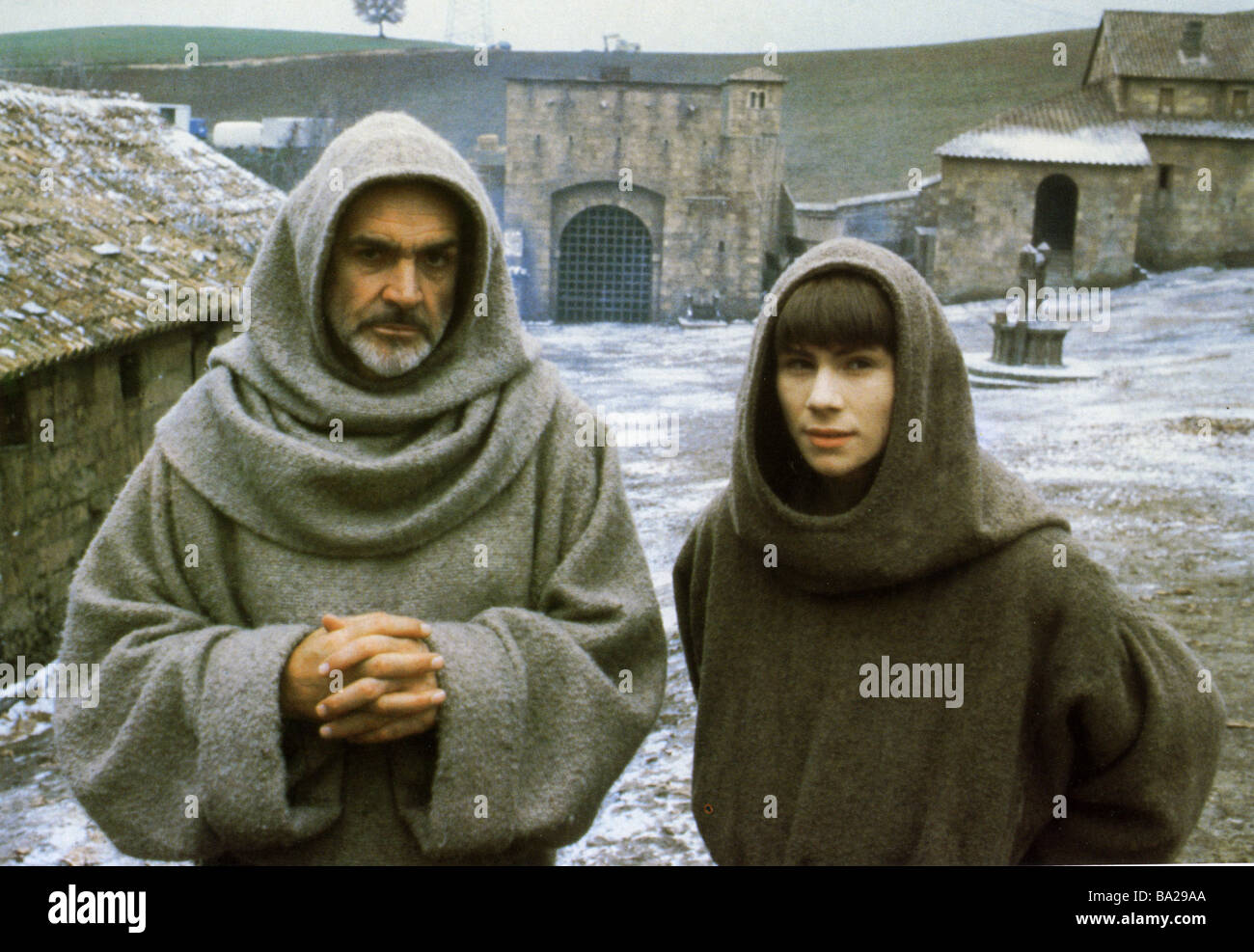 Le NOM DE LA ROSE 1986 TCF film avec Sean Connery à gauche et Christian Slater Banque D'Images