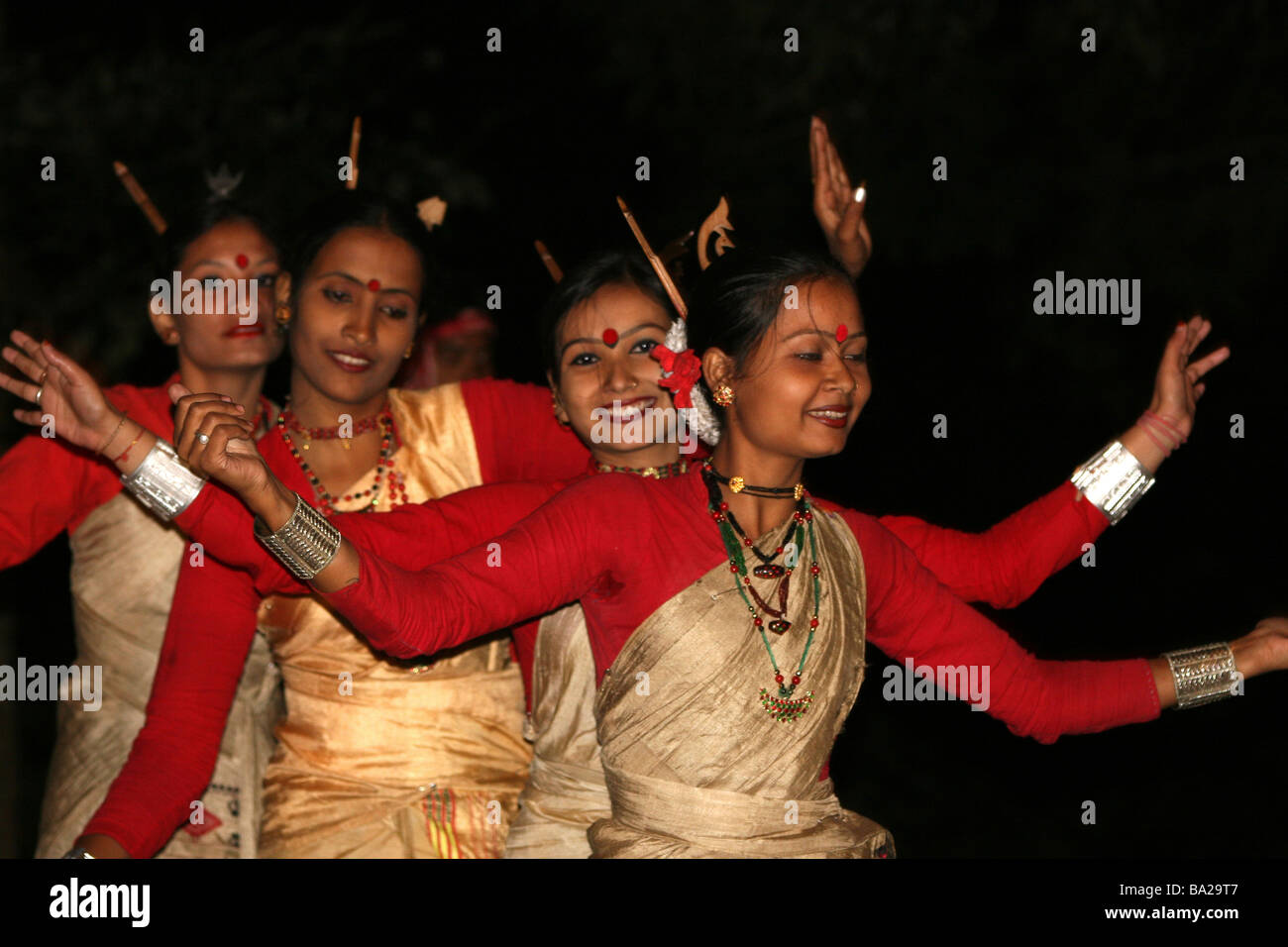 L'égard des femmes en costume traditionnel l'exécution d'une Danse Bihu Dhol Banque D'Images