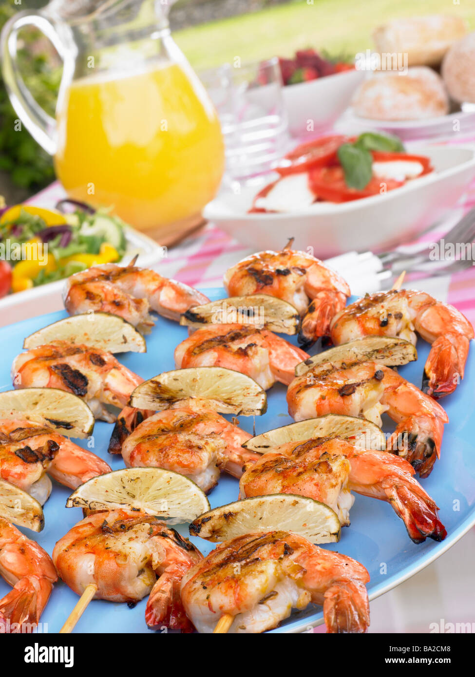 Manger en plein air avec des brochettes de crevettes Banque D'Images