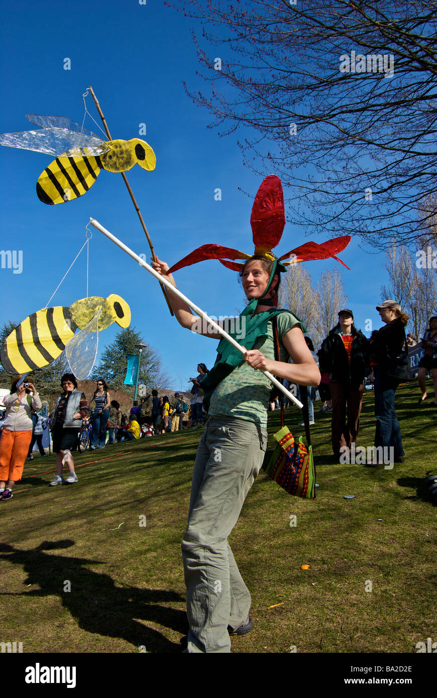 Manifestant en costume de fleurs avec des abeilles présents à la sauver la ferme de protestation sur le campus de l'Université de la Colombie-Britannique Banque D'Images