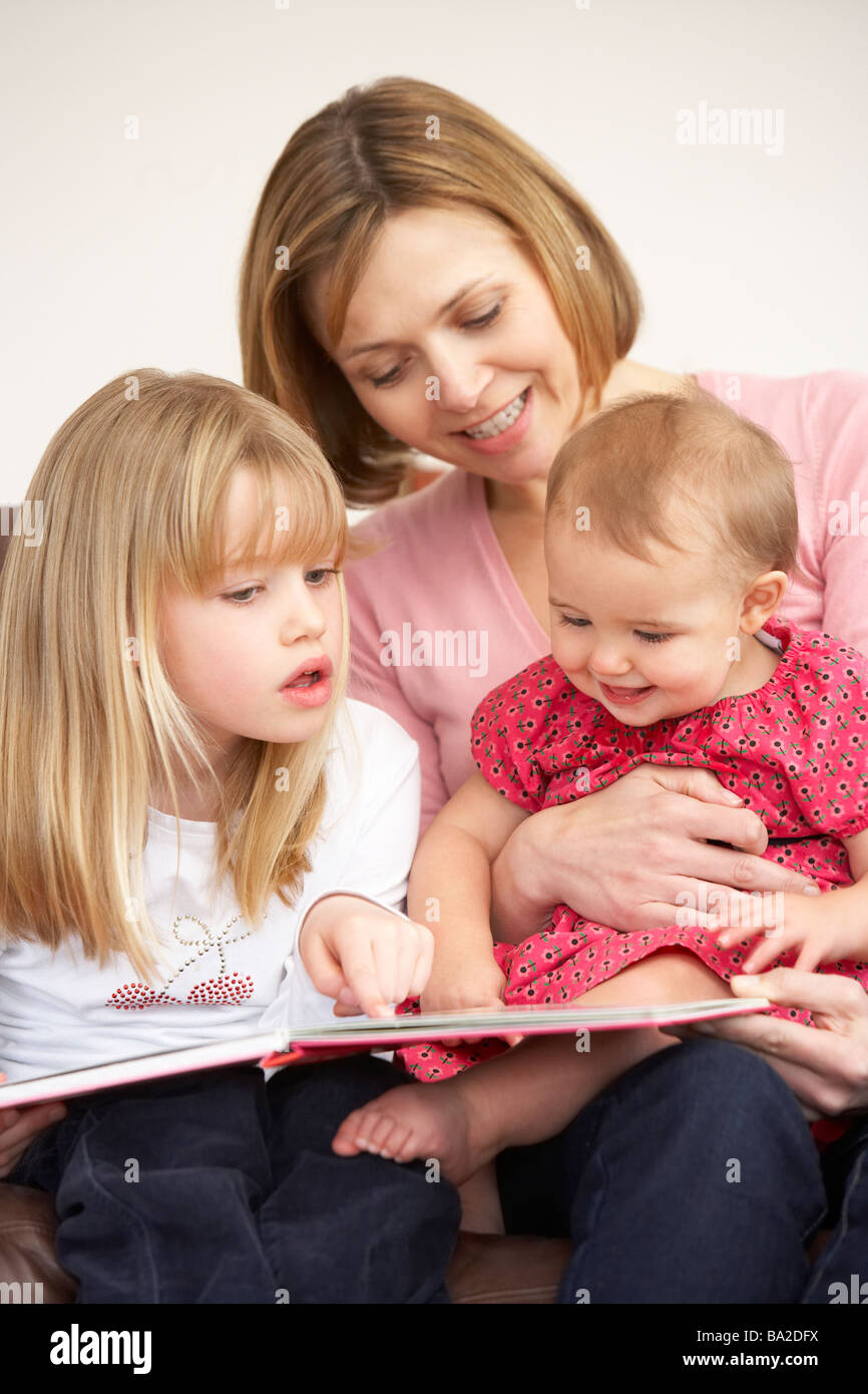 Mère et filles Reading Book Banque D'Images