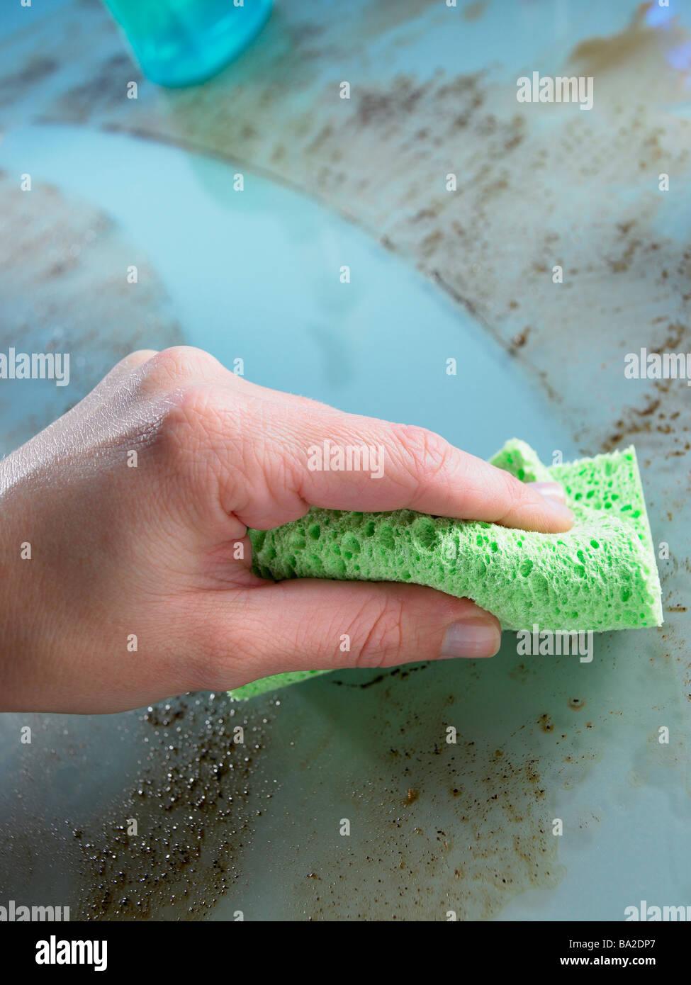 Nettoyer la graisse et saleté de comptoir en verre Photo Stock - Alamy