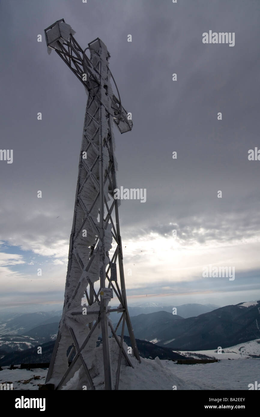 Croix enneigées sur sommet de montagne Banque D'Images