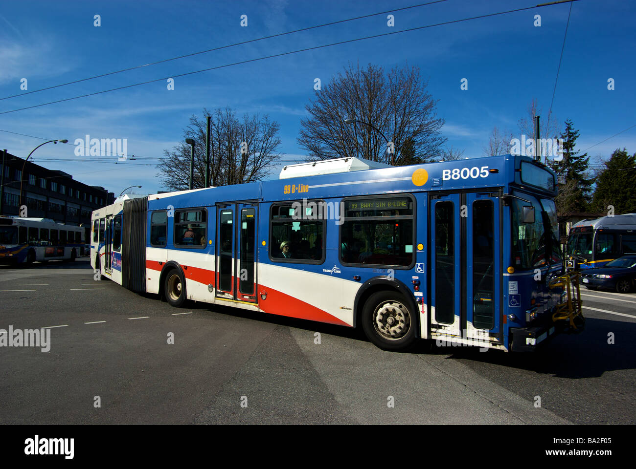 Transport public par autobus diesel articulé tournant en intersection Banque D'Images